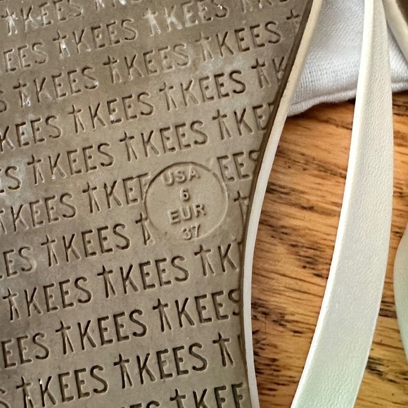 TKEES Lily Flip Flop Sandals in Size 6 - Picture 5 of 5